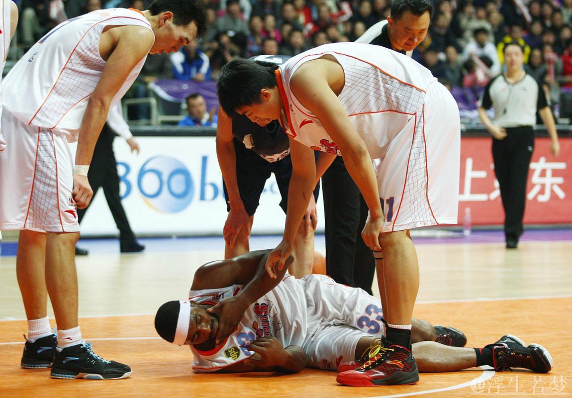 范弗里特突袭受阻 申京篮下强打得手 范弗里特突袭受阻 申京篮下强打得手